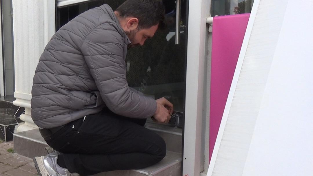 Kuyumcuya g&uuml;vendiler hayatlarının şokunu yaşadılar! Kapıda not, i&ccedil;eride boş kasa 4