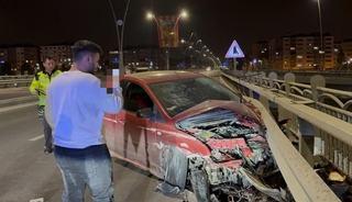 Kayseri&rsquo;de karşı yola ge&ccedil;en otomobil bariyerlere &ccedil;arptı