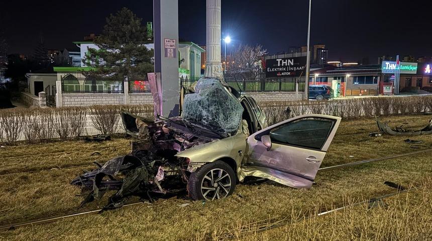 Tramvay yolundaki direğe &ccedil;arpan otomobil kağıt gibi b&uuml;k&uuml;ld&uuml;: 1 yaralı