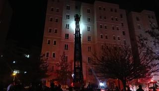 Apartmanın girişindeki elektrik panosunda yaşanan patlama paniğe neden oldu