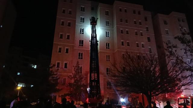 Apartmanın girişindeki elektrik panosunda yaşanan patlama paniğe neden oldu