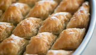 40 yıllık baklava ustasından p&uuml;f noktaları: Bu hata baklavayı hamur yapıyor