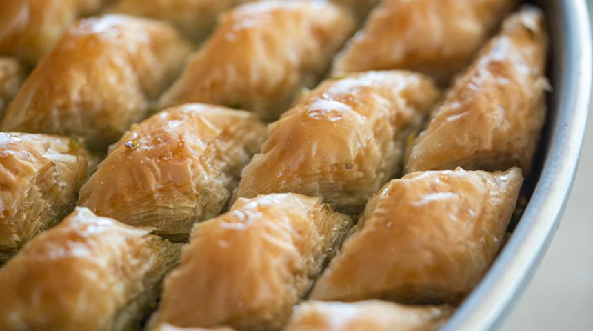 40 yıllık baklava ustasından p&uuml;f noktaları: Bu hata baklavayı hamur yapıyor