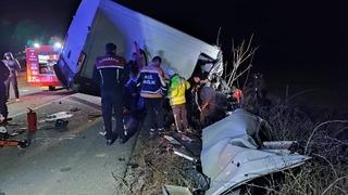 Edirne'de tırla kamyonet çarpıştı, 2 kişi öldü, 1 kişi yaralandı