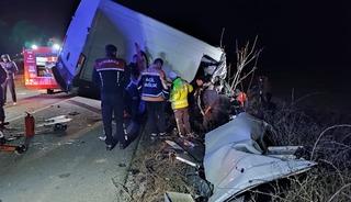 Edirne'de tırla kamyonet &ccedil;arpıştı, 2 kişi &ouml;ld&uuml;, 1 kişi yaralandı