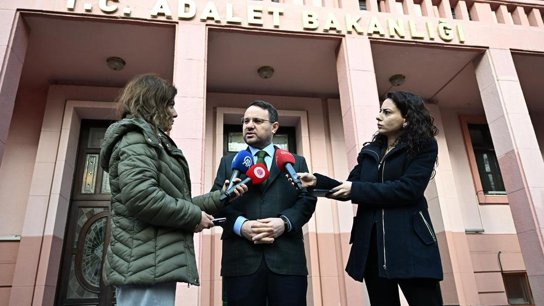 Akın G&uuml;rlek, &Ouml;zg&uuml;r &Ouml;zel e mal varlığını a&ccedil;ıklayarak yanıt verdi! G&uuml;ndem olacak Muhittin B&ouml;cek &ccedil;ıkışı 2