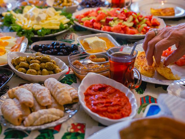 Bayram sofralarına dikkat! 3 g&uuml;nde 1 haftalık kilo alabilirsiniz