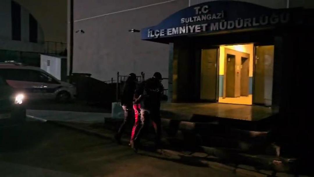 Eline pompalıyı aldı, pijamasıyla dehşet sa&ccedil;ıp geri evine d&ouml;nd&uuml; 4