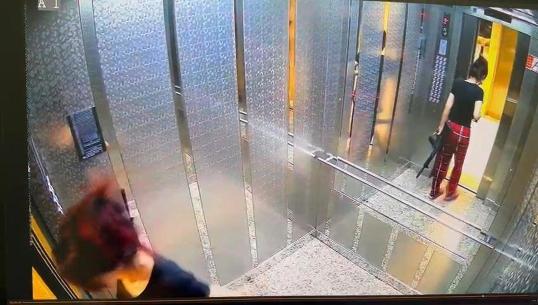 Eline pompalıyı aldı, pijamasıyla dehşet sa&ccedil;ıp geri evine d&ouml;nd&uuml; 3