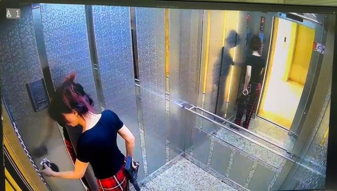 Eline pompalıyı aldı, pijamasıyla dehşet sa&ccedil;ıp geri evine d&ouml;nd&uuml; 2