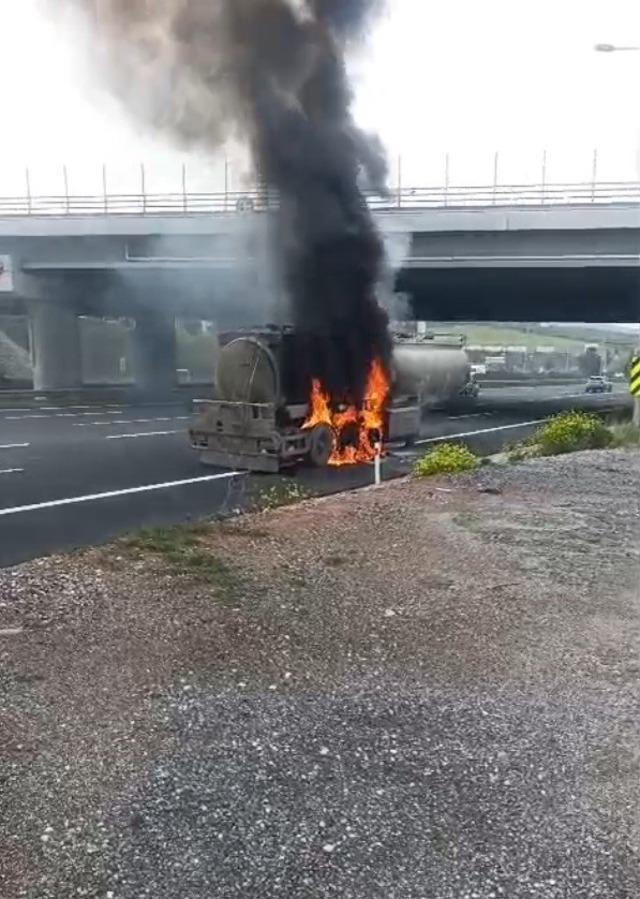 Osmaniye&rsquo;de mazot y&uuml;kl&uuml; tanker alev aldı 3