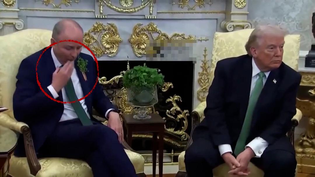 Yer: Beyaz Saray... İrlanda Başbakanı Martin, Trump ile g&ouml;r&uuml;ş&uuml;rken &ouml;yle bir hareket yaptı ki... 1