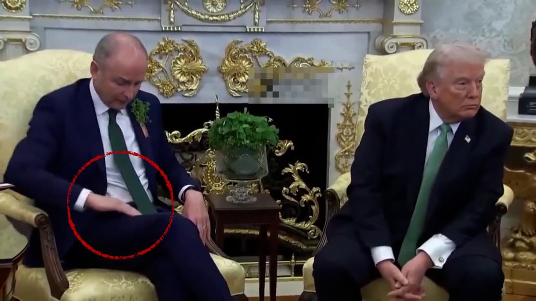 Yer: Beyaz Saray... İrlanda Başbakanı Martin, Trump ile g&ouml;r&uuml;ş&uuml;rken &ouml;yle bir hareket yaptı ki... 2