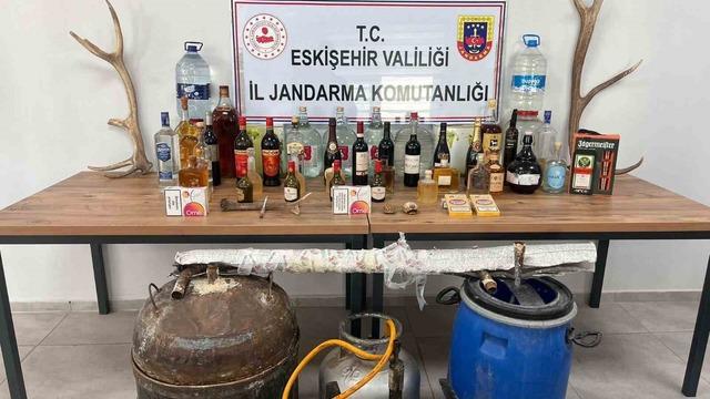 Kaçak alkol bulunduran 3 şüpheli yakalandı