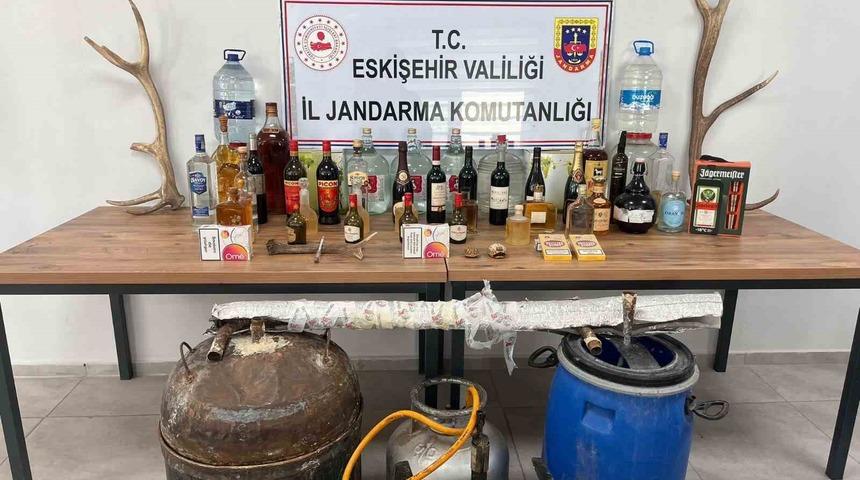 Ka&ccedil;ak alkol bulunduran 3 ş&uuml;pheli yakalandı