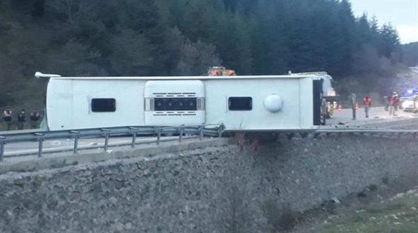 Afyonkarahisar'da yolcu otob&uuml;s&uuml; devrildi: &Ouml;l&uuml; ve yaralılar var