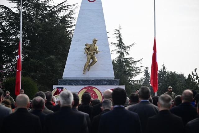 Sakarya ve &ccedil;evre illerde &Ccedil;anakkale Deniz Zaferi nin 111. yılı dolayısıyla t&ouml;renler d&uuml;zenlendi 25