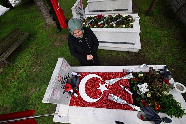 Sakarya ve &ccedil;evre illerde &Ccedil;anakkale Deniz Zaferi nin 111. yılı dolayısıyla t&ouml;renler d&uuml;zenlendi 24