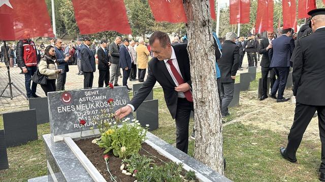 Sakarya ve &ccedil;evre illerde &Ccedil;anakkale Deniz Zaferi nin 111. yılı dolayısıyla t&ouml;renler d&uuml;zenlendi 21