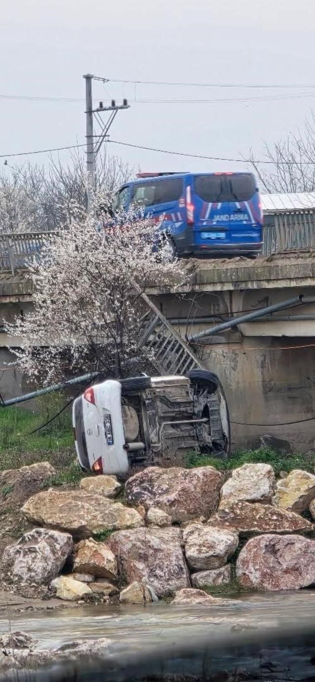 Kontrolden &ccedil;ıkan ara&ccedil; k&ouml;pr&uuml;den u&ccedil;tu 1