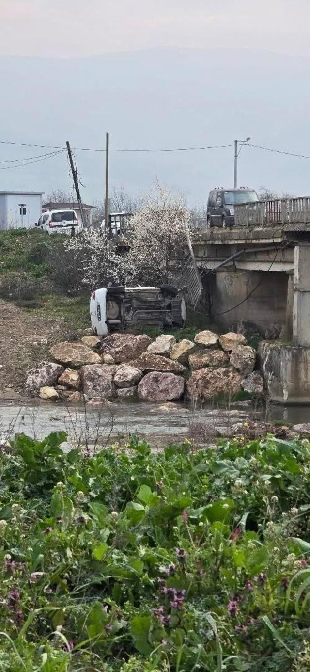 Kontrolden &ccedil;ıkan ara&ccedil; k&ouml;pr&uuml;den u&ccedil;tu 2