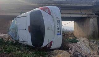 Kontrolden &ccedil;ıkan ara&ccedil; k&ouml;pr&uuml;den u&ccedil;tu