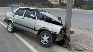Bursa’da otomobil direğe çarptı