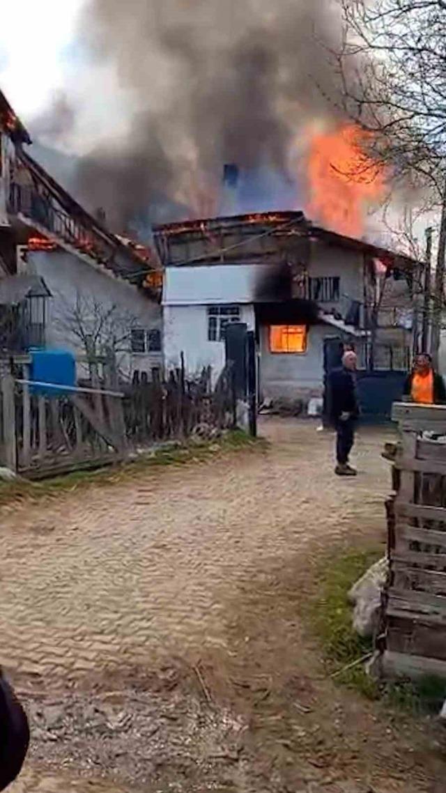 Bolu&rsquo;da 3 yapı alevlere teslim oldu 1