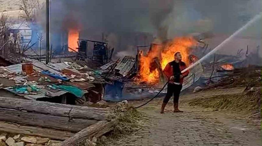 Bolu&rsquo;da 3 yapı alevlere teslim oldu