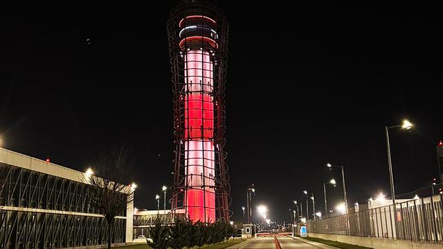Sabiha Gökçen’de Çanakkale ruhu gökyüzüne yansıdı:  ATC, Türk Bayrağı renkleriyle aydınlatıldı