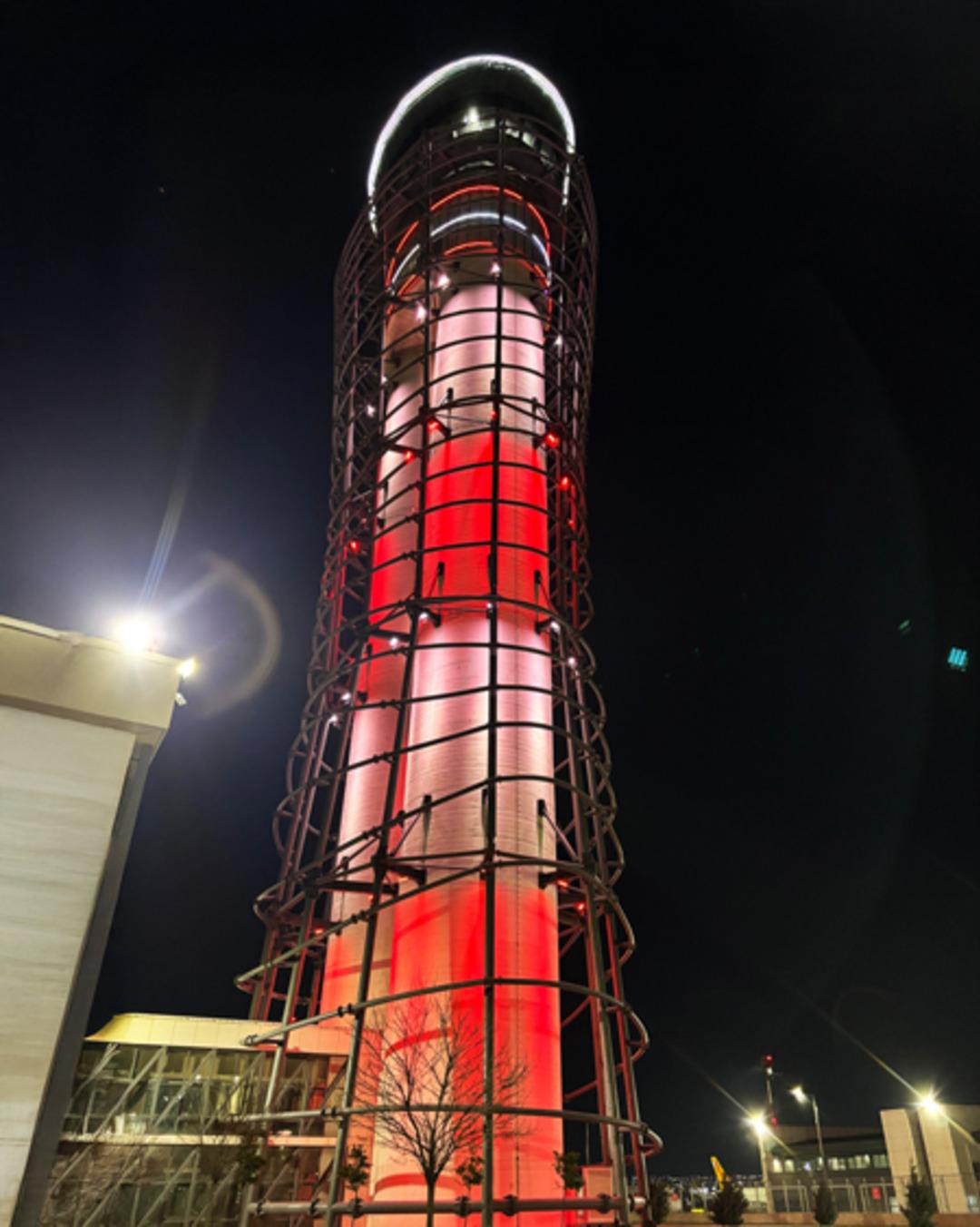 Sabiha G&ouml;k&ccedil;en&rsquo;de &Ccedil;anakkale ruhu g&ouml;ky&uuml;z&uuml;ne yansıdı:  ATC, T&uuml;rk Bayrağı renkleriyle aydınlatıldı 1