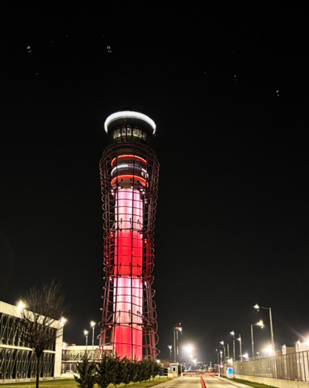 Sabiha G&ouml;k&ccedil;en&rsquo;de &Ccedil;anakkale ruhu g&ouml;ky&uuml;z&uuml;ne yansıdı:  ATC, T&uuml;rk Bayrağı renkleriyle aydınlatıldı 4