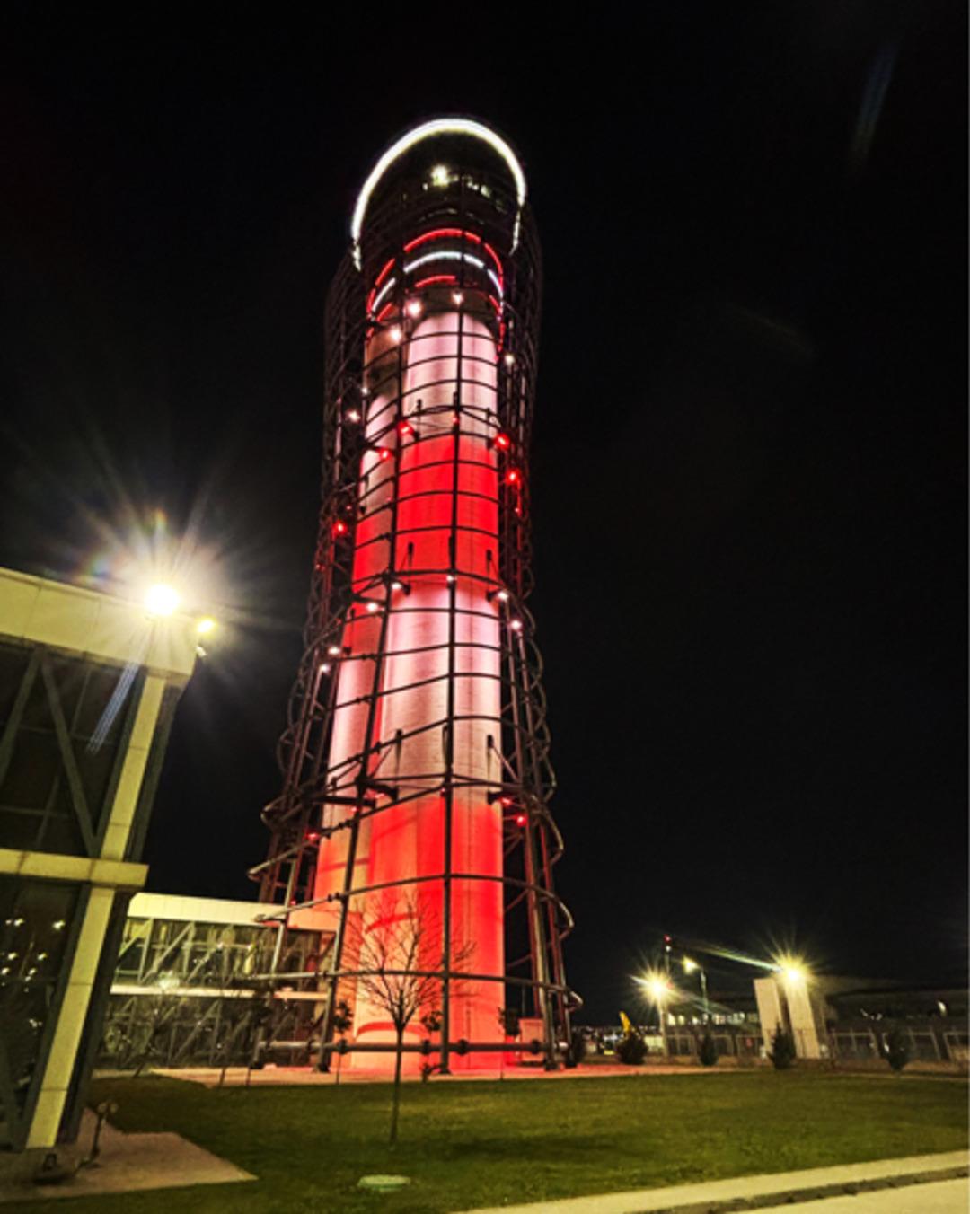 Sabiha G&ouml;k&ccedil;en&rsquo;de &Ccedil;anakkale ruhu g&ouml;ky&uuml;z&uuml;ne yansıdı:  ATC, T&uuml;rk Bayrağı renkleriyle aydınlatıldı 3