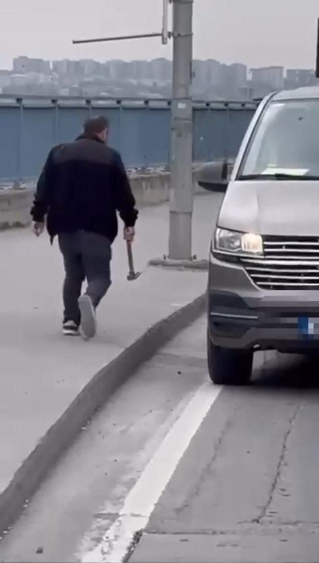 Kamera &ccedil;ıkınca &ccedil;eki&ccedil; kayıplara karıştı! İstanbul da trafik tartışmasında ilgin&ccedil; "geri vites" 2