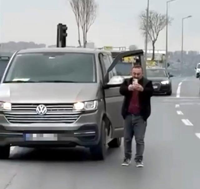 Kamera &ccedil;ıkınca &ccedil;eki&ccedil; kayıplara karıştı! İstanbul da trafik tartışmasında ilgin&ccedil; "geri vites" 1