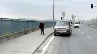 Kamera çıkınca çekiç kayıplara karıştı! İstanbul'da trafik tartışmasında ilginç geri vites