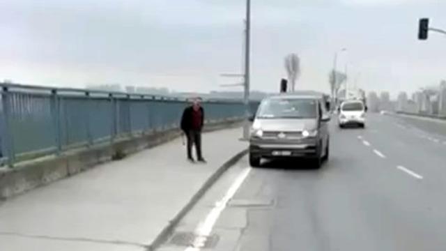 Kamera çıkınca çekiç kayıplara karıştı! İstanbul'da trafik tartışmasında ilginç geri vites