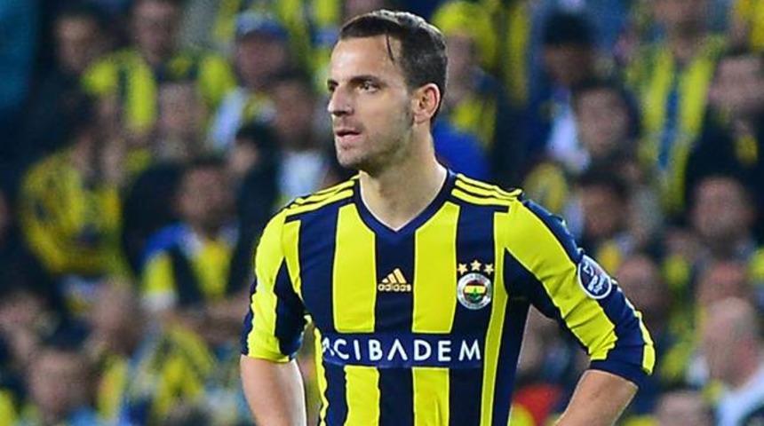 Soldado g&uuml;ven veriyor