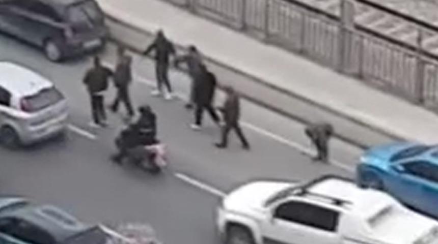 K&uuml;&ccedil;&uuml;k&ccedil;ekmece&rsquo;de yol verme tartışması sopalı kavgaya d&ouml;n&uuml;şt&uuml;