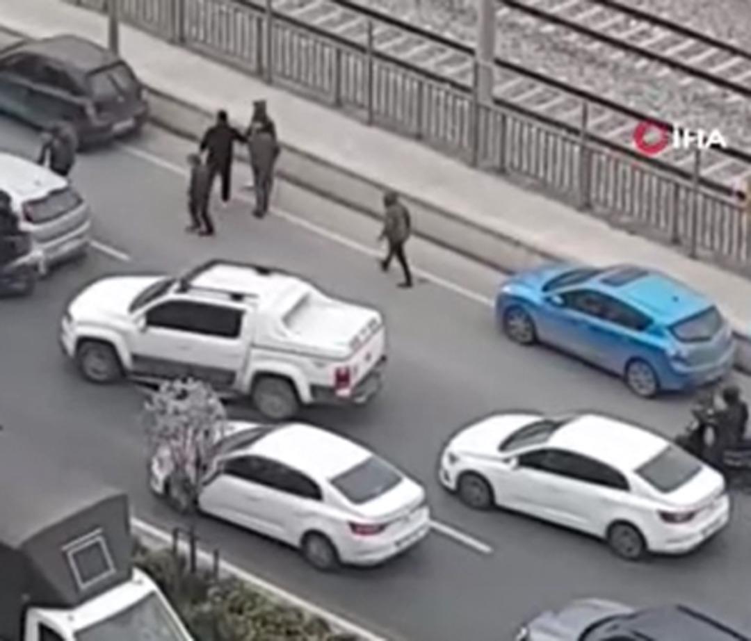 K&uuml;&ccedil;&uuml;k&ccedil;ekmece&rsquo;de yol verme tartışması sopalı kavgaya d&ouml;n&uuml;şt&uuml; 1