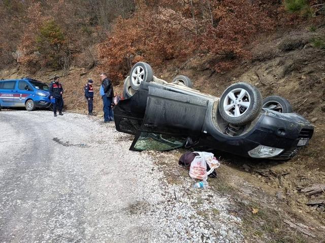 Sinop&rsquo;ta kontrolden &ccedil;ıkan ara&ccedil; takla attı 2