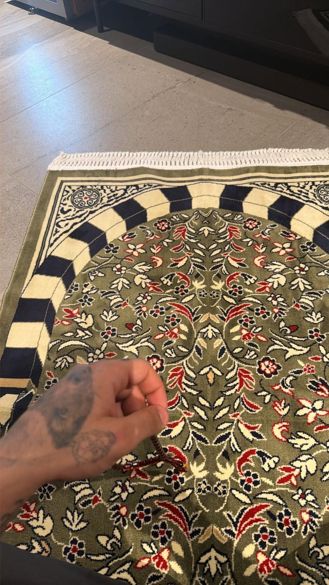 Uzi seccade paylaşınca eleştiri geldi! İsyan etti: G&ouml;sterdiğim kadınlar... 1