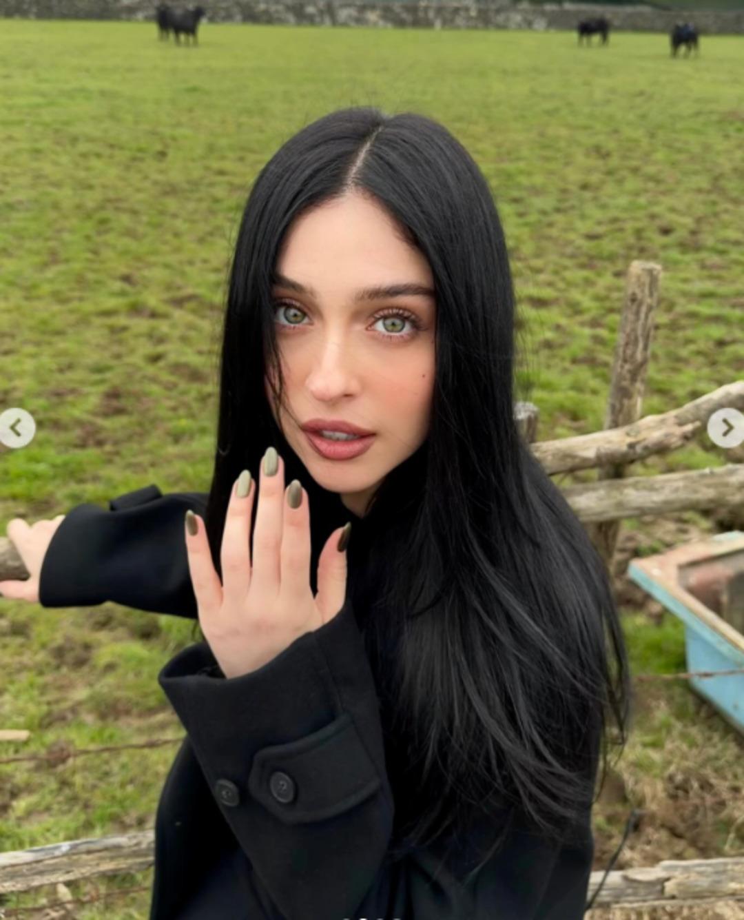 Cemre Baysel den doğayla i&ccedil; i&ccedil;e pozlar! Beğeni yağdı 1