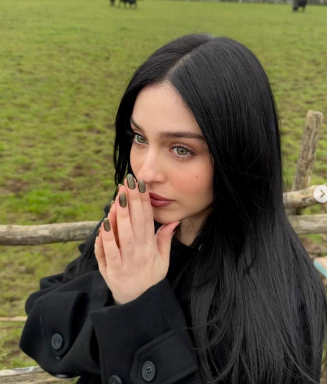 Cemre Baysel den doğayla i&ccedil; i&ccedil;e pozlar! Beğeni yağdı 2