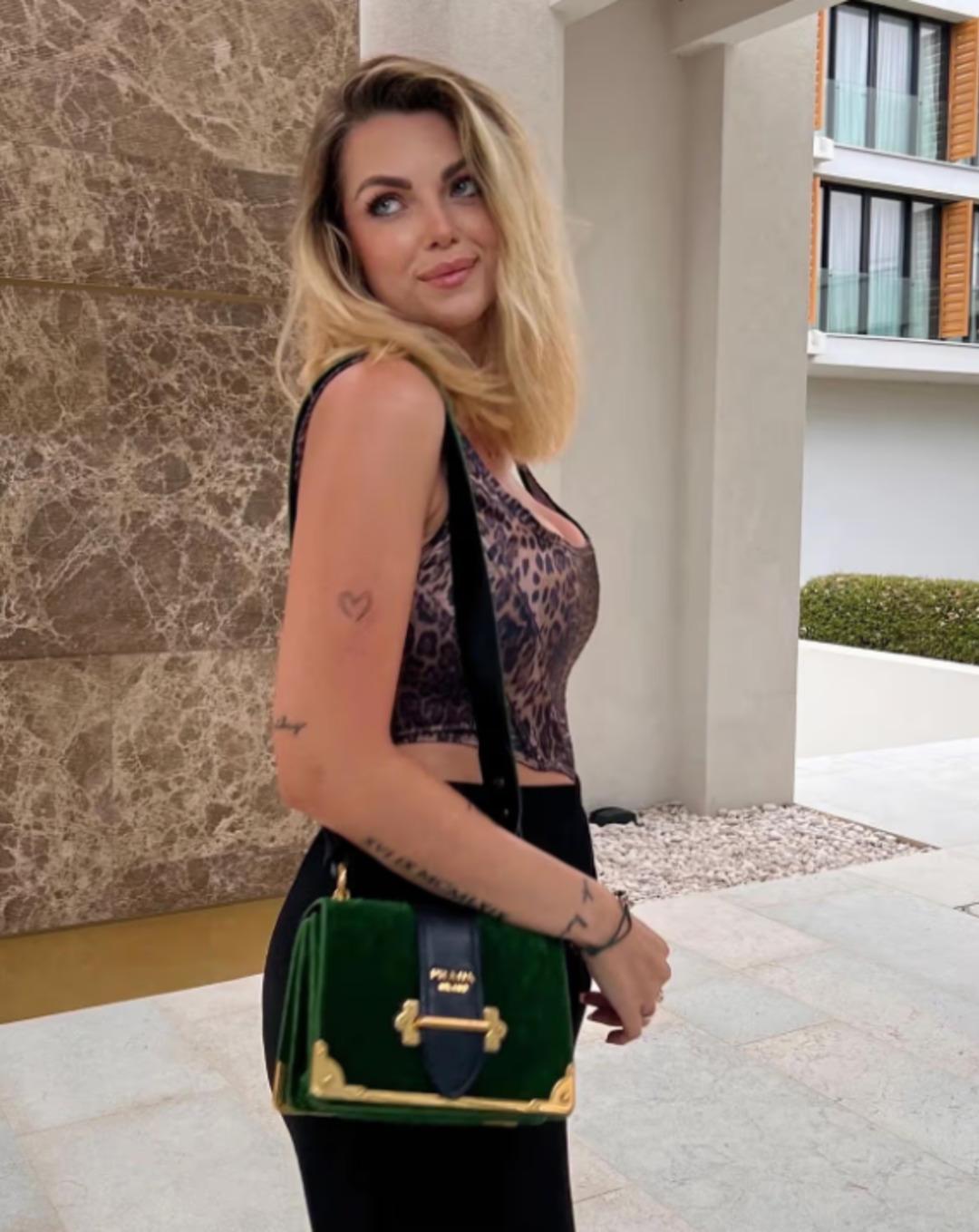 Sosyal medya fenomenini valize koyup canlı canlı g&ouml;mm&uuml;ş! 1