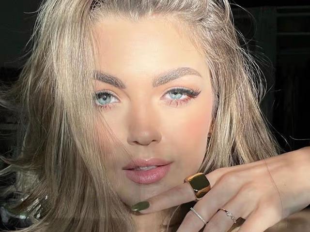 Sosyal medya fenomenini valize koyup canlı canlı g&ouml;mm&uuml;ş!