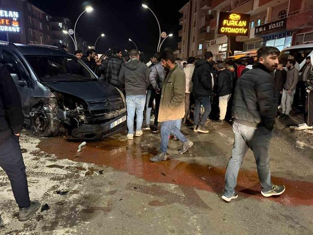 Muradiye&rsquo;de otomobil ve kamyonet &ccedil;arpıştı: 2 yaralı 2