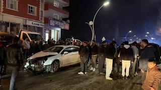 Muradiye’de otomobil ve kamyonet çarpıştı: 2 yaralı