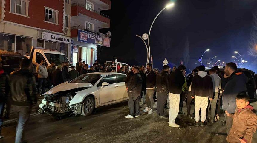 Muradiye&rsquo;de otomobil ve kamyonet &ccedil;arpıştı: 2 yaralı