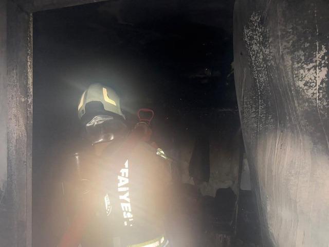 Alevlere teslim olan konteyner yanarak kullanılamaz hale geldi 2